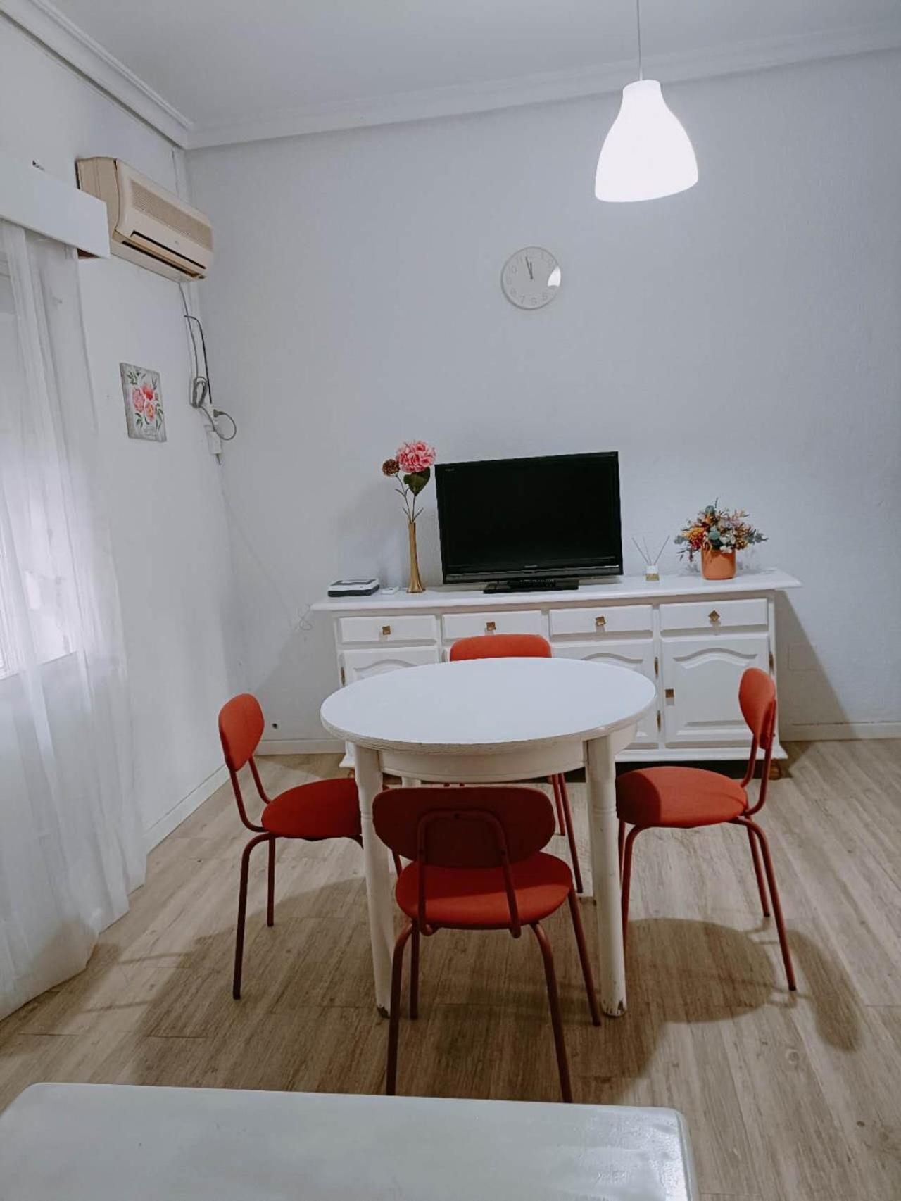 8 Mins Walk To Train Station Low Cost Youth Hostel Séville Extérieur photo