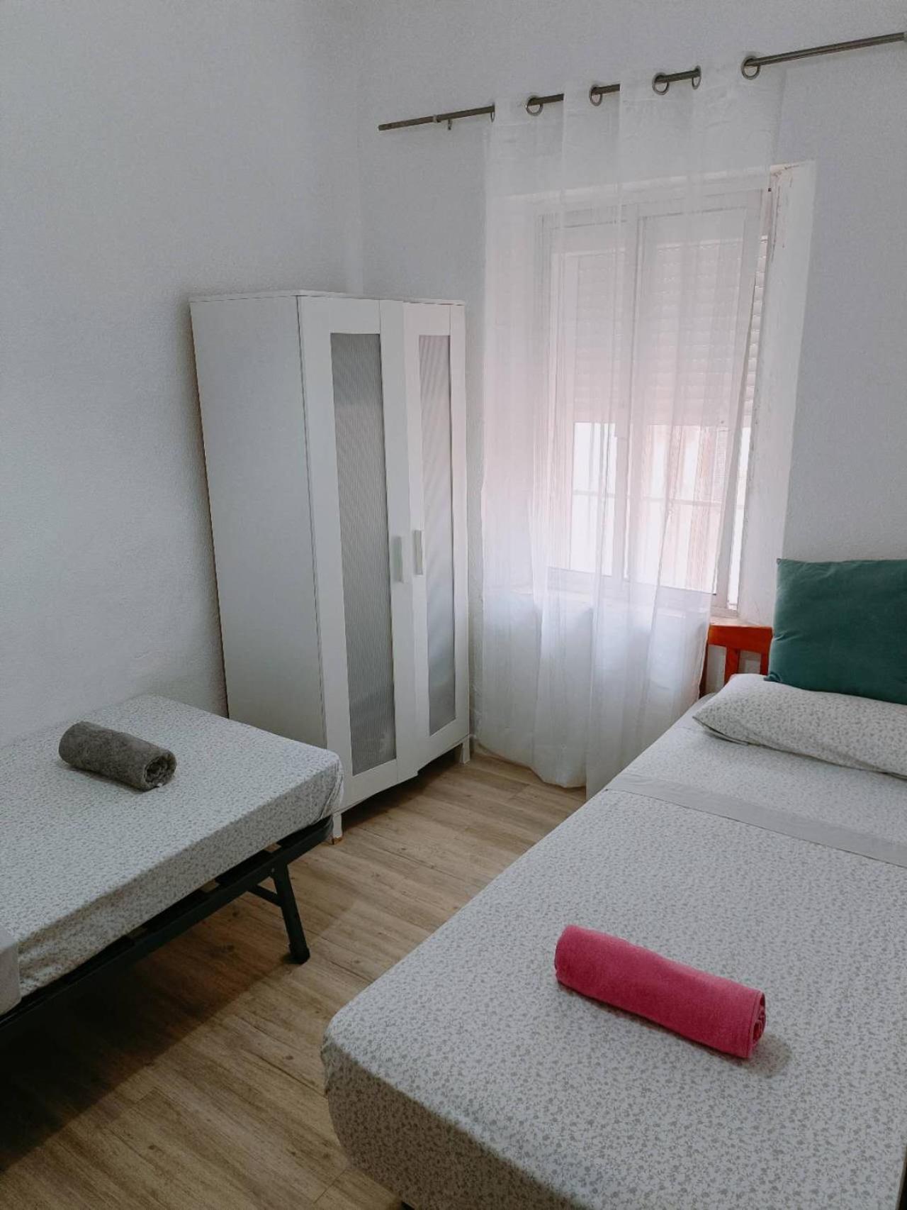 8 Mins Walk To Train Station Low Cost Youth Hostel Séville Extérieur photo