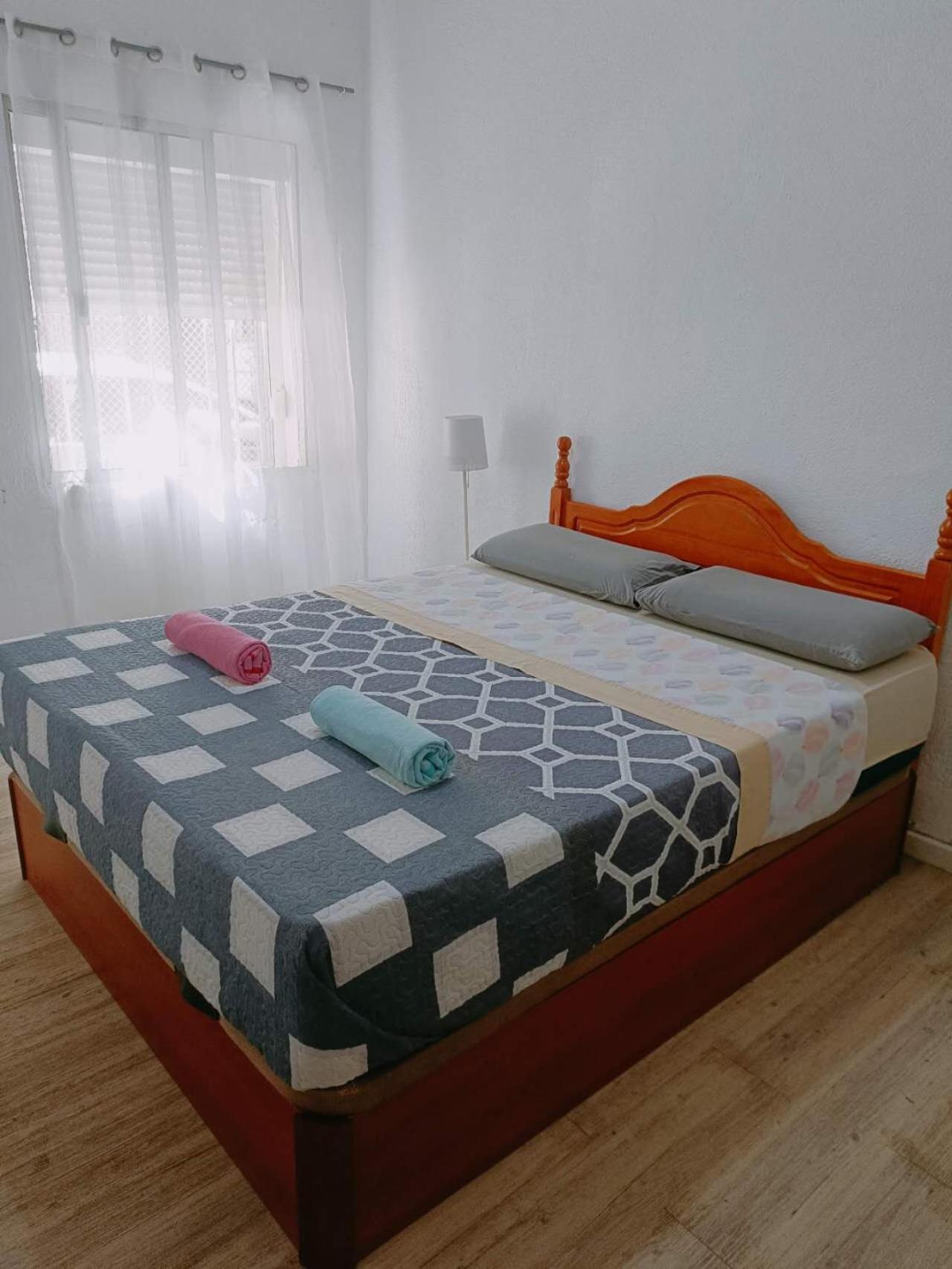 8 Mins Walk To Train Station Low Cost Youth Hostel Séville Extérieur photo